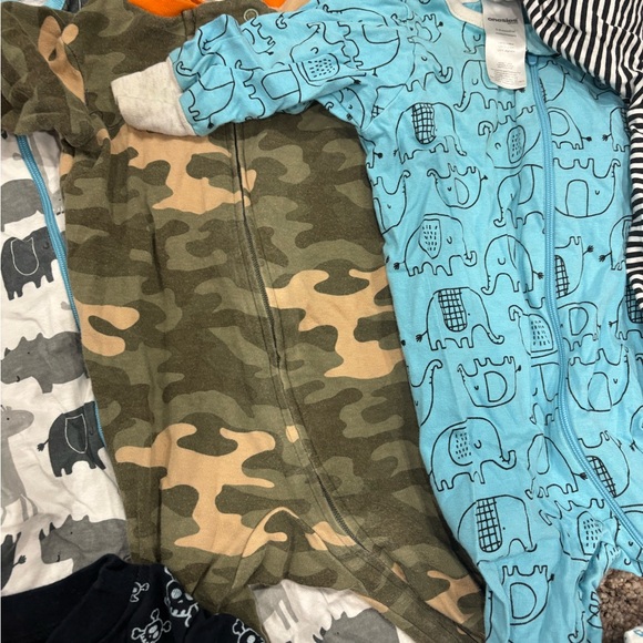 Assorted 3-6 month pajamas - Picture 7 of 9